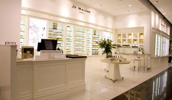 英國(guó)祖馬龍專賣點(diǎn)展柜SI設(shè)計(jì)03